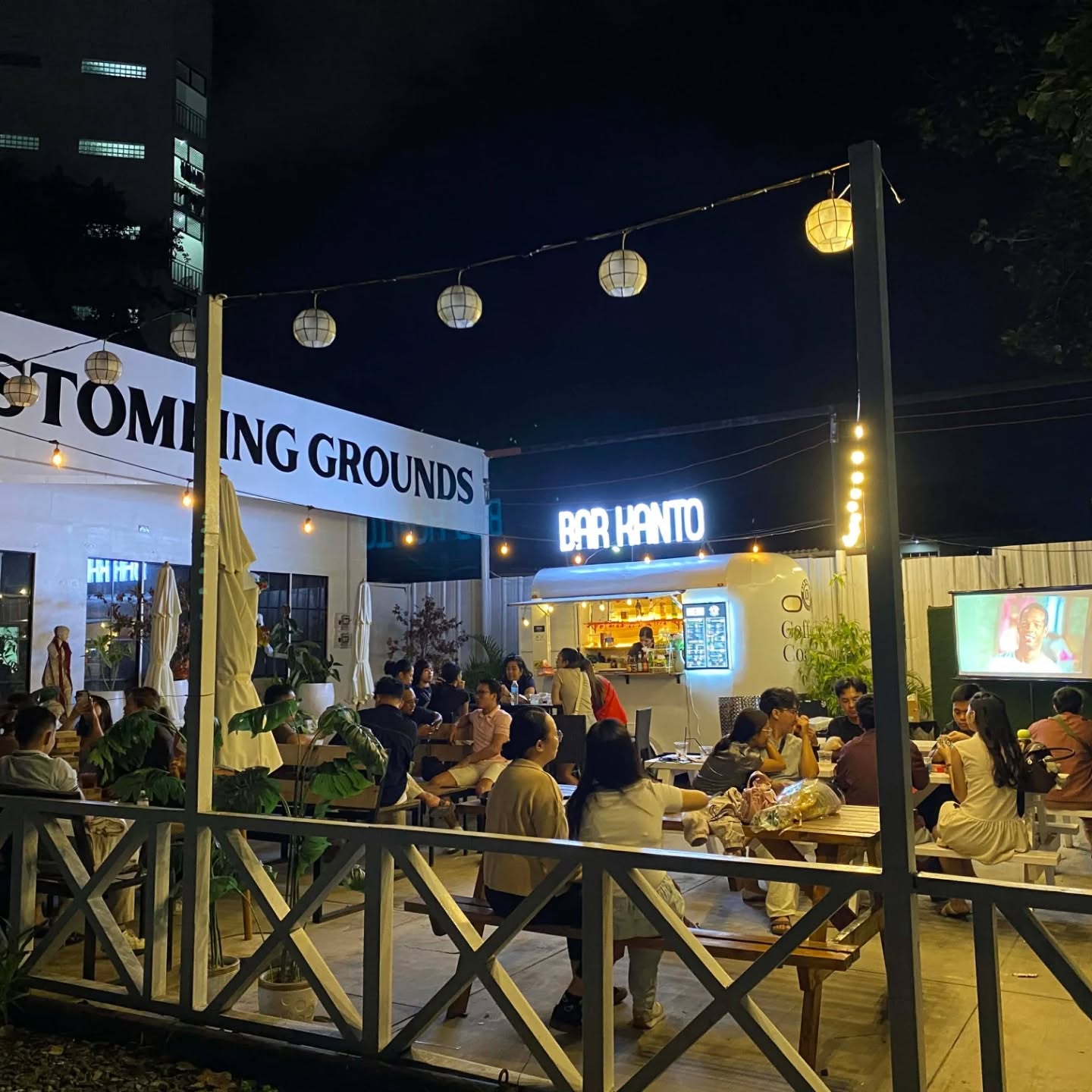 Friends sharing a memorable night at Bar Kanto