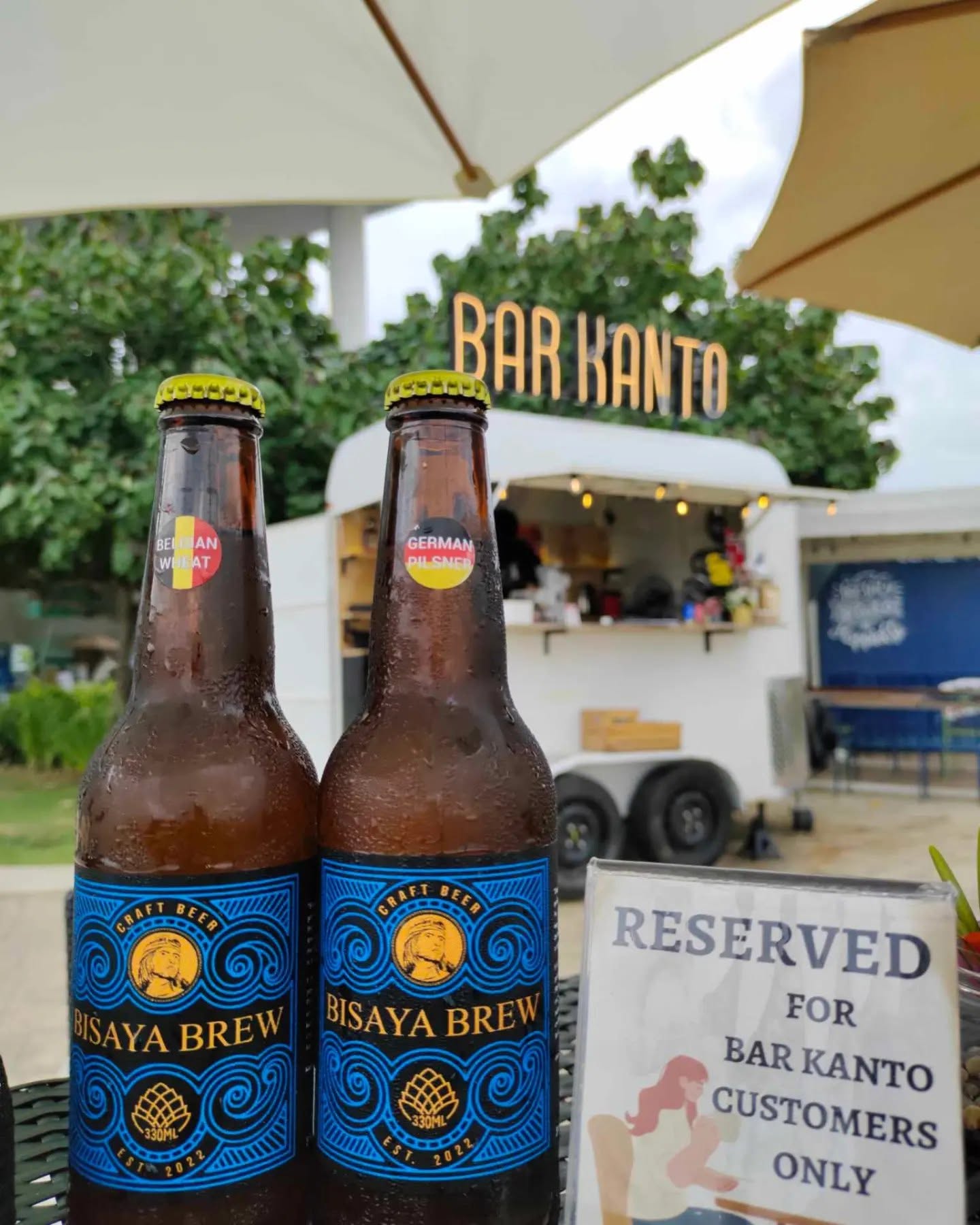 Friends sharing food and drinks at Bar Kanto Cebu